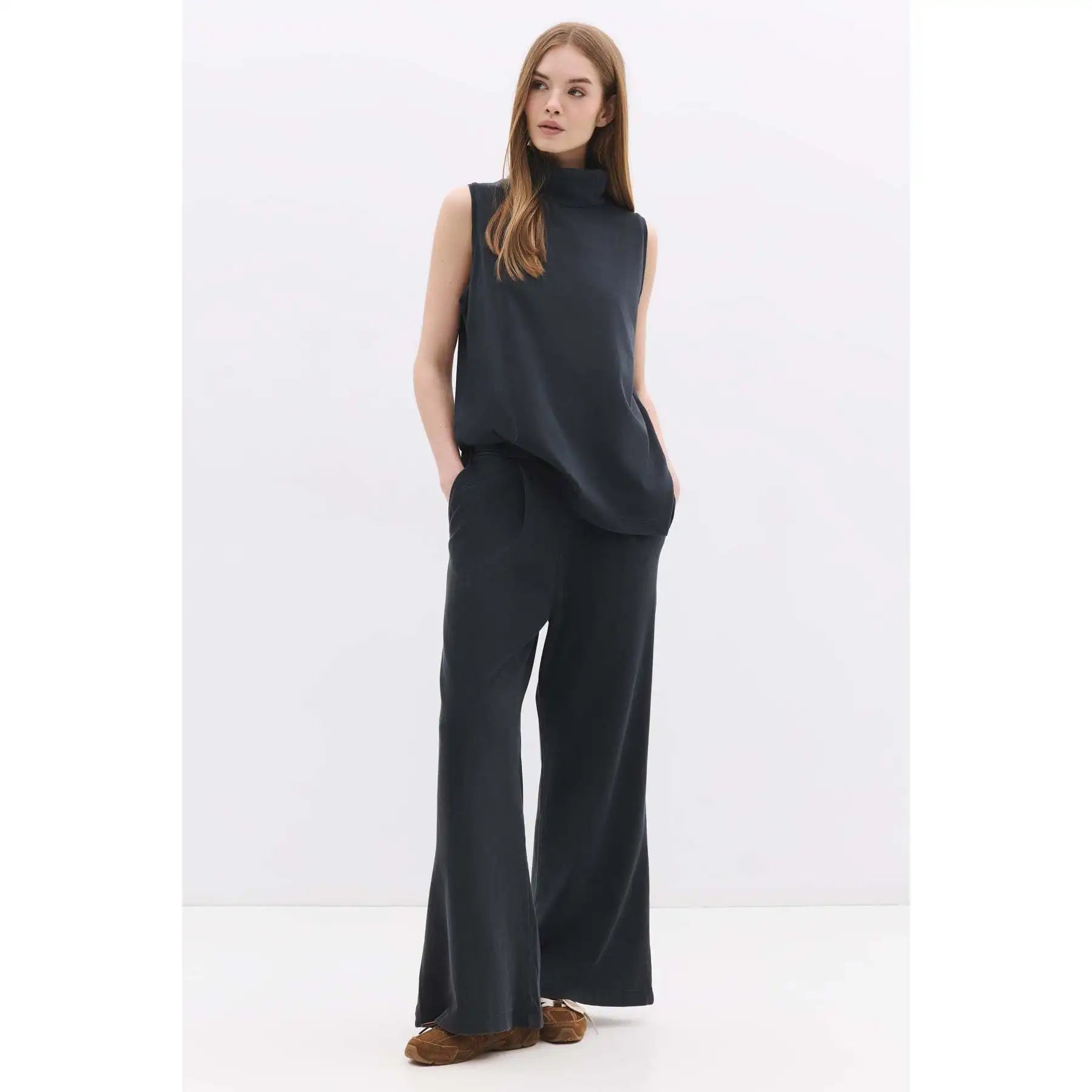 Elastic Waist Relaxed Cut Trousers