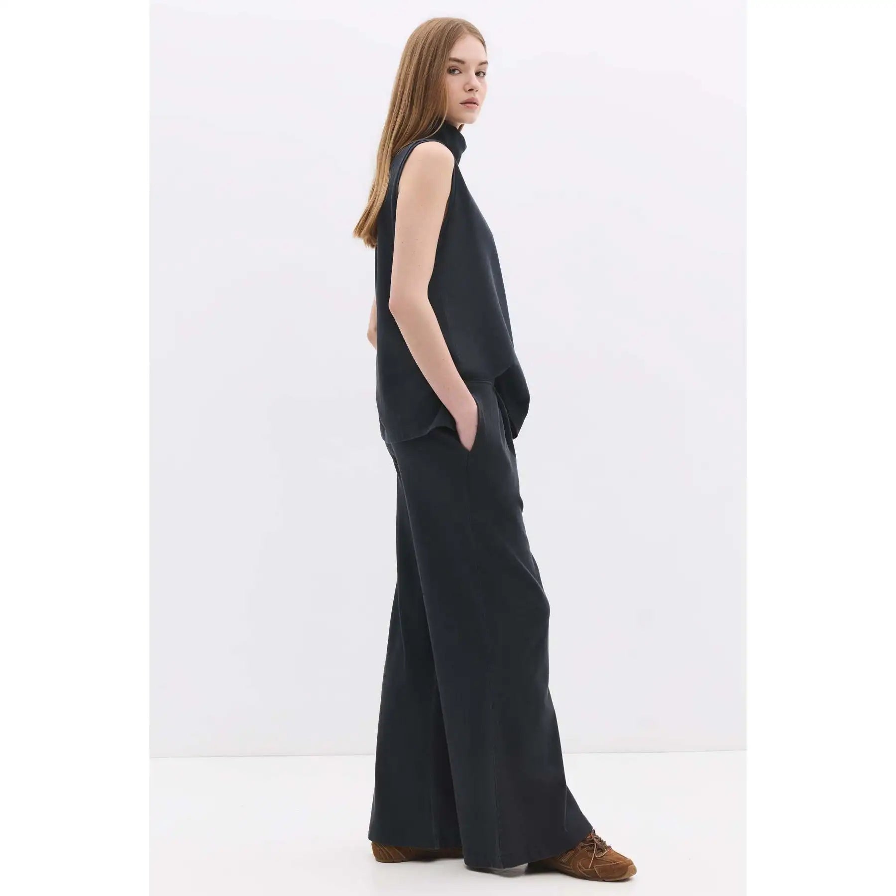 Elastic Waist Relaxed Cut Trousers